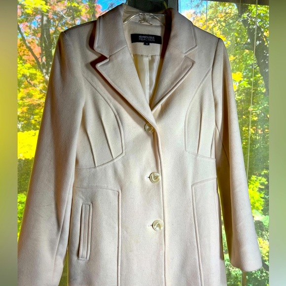 Kenneth Cole Reaction cream color cute coat. Pre-owned but good condition.Size 8 - Picture 9 of 10